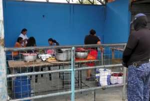 El Municipio de Guayaquil y la Policía Nacional realizaron un operativo para recuperar el espacio público en el acceso a la Penitenciaría del Litoral.