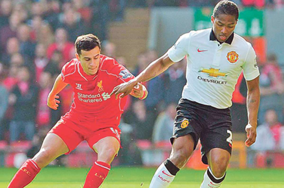 El ecuatoriano Antonio Valencia (der.) en uno de los partidos con m&aacute;s historia de la Liga Premier de Inglaterra: Manchester United vs. Liverpool. Foto: Internet