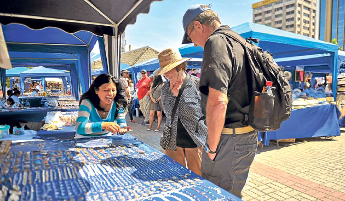 El primer crucero de la temporada fue el MS Zaandam y lleg&oacute; con 1.200 turistas. En aquella ocasi&oacute;n tambi&eacute;n se instal&oacute; una feria en la Plaza C&iacute;vica de Manta. Foto: Mario Rodr&iacute;guez / El Tel&eacute;grafo