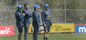 El DT Hern&aacute;n Dar&iacute;o G&oacute;mez (segundo de derecha a izquierda) dirige una pr&aacute;ctica acompa&ntilde;ado de su cuerpo t&eacute;cnico.