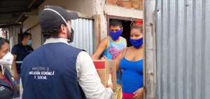 Familias de Guayaquil y Milagros reciben atenci&oacute;n m&eacute;dica para detectar el covid-19