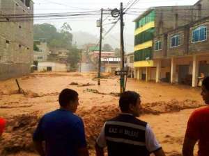 Las calles luc&iacute;an completamente anegadas. Fotos: Cortes&iacute;a 