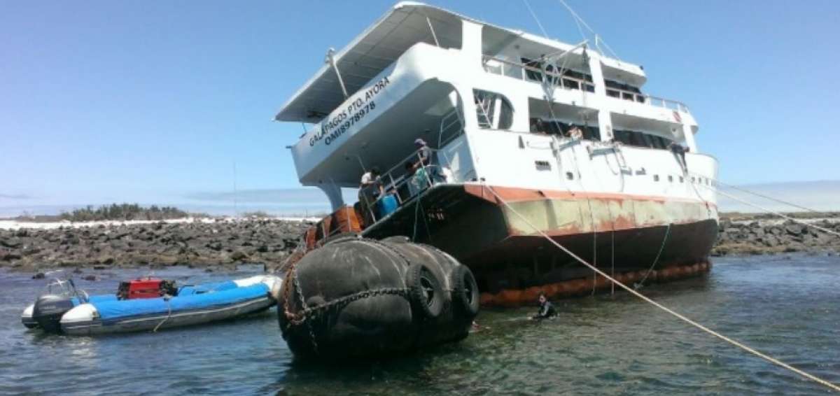 Barco encallado en Gal&aacute;pagos no representa riesgo ambiental