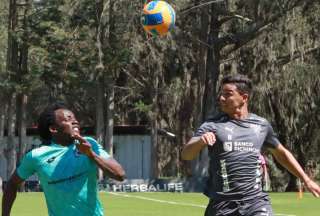 Alexander Alvarado (der.) busca el balón ante Juan Carlos Paredes, en el amistoso en Pomasqui