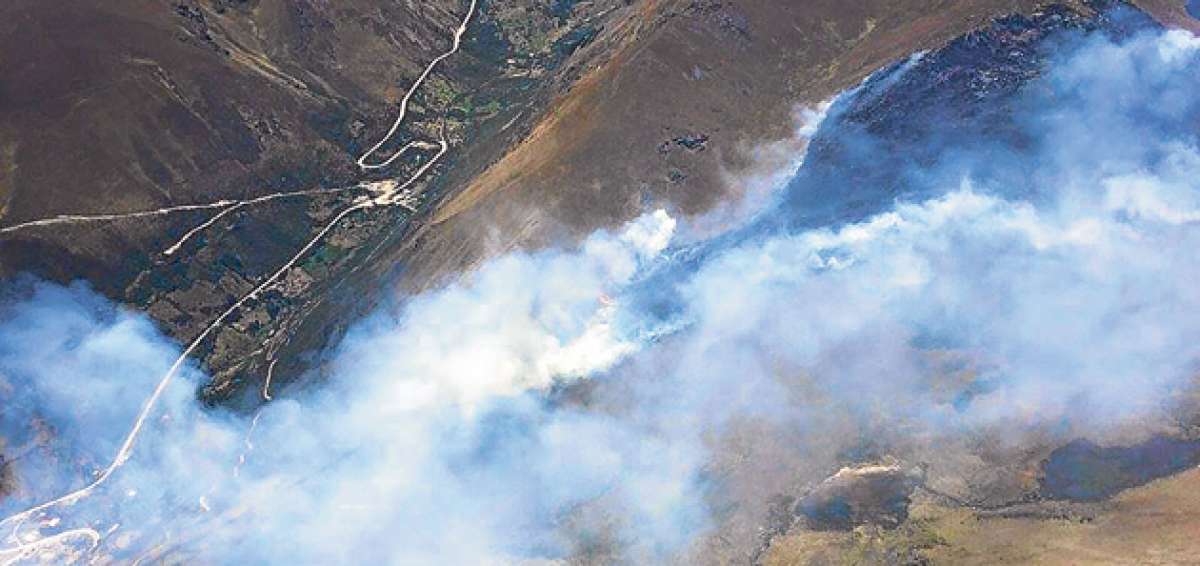El incendio m&aacute;s grave en la provincia del Azuay se produjo esta semana en el sector de Miguir, dentro del Parque Nacional El Cajas. Foto: Cortes&iacute;a Gobernaci&oacute;n del Azuay