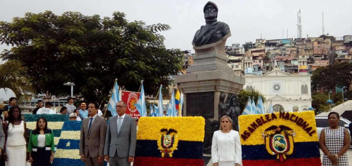 El vicepresidente Jorge Glas, el gobernador del Guayas, Jos&eacute; Francisco Cevallos, junto con otros delegados, entregaron ofrenda floral a Francisco de Orellana.