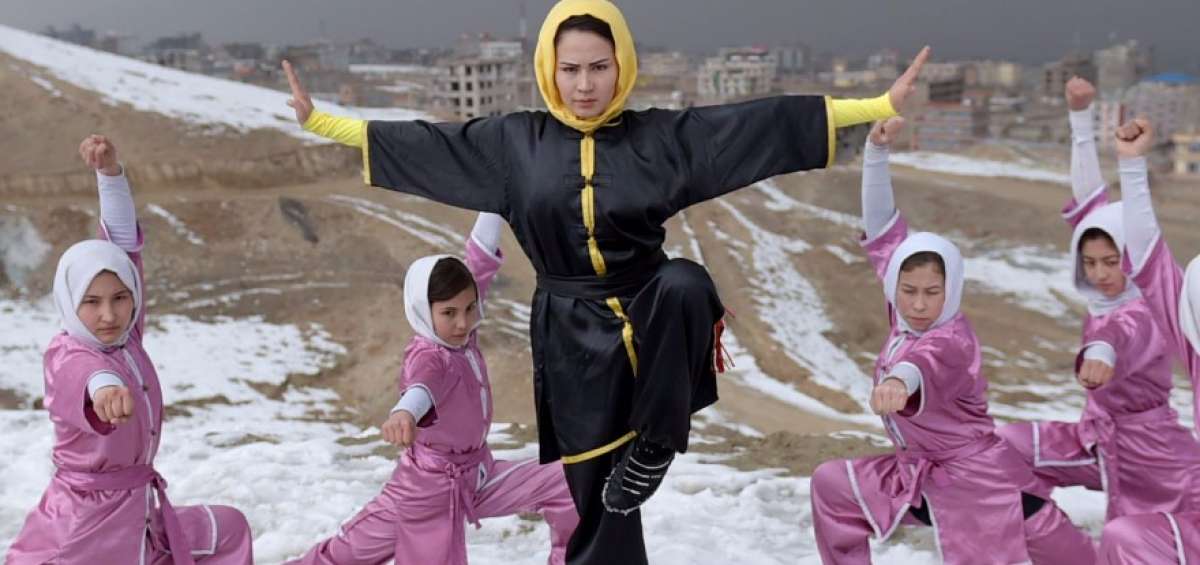 Sima Azimi (de negro) dirige un club del barrio de Karte S&eacute;, en el oeste de Kabul. 