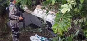 La camioneta en la que viajaban los ecuatorianos se volc&oacute; al intentar huir de un ret&eacute;n migratorio. Foto tomada de cronicaveracruz.com