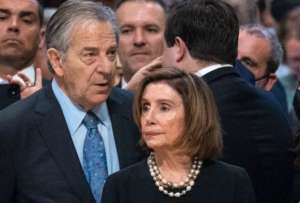 Paul Pelosi (izq.), esposo de Nancy Pelosi (der.), presidenta de la Cámara Baja de Estados Unidos, tuvo que ser operado por los golpes recibidos.