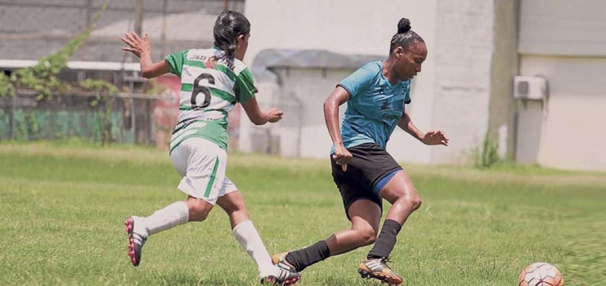 &Eacute;rika V&aacute;squez (der.) del campe&oacute;n Uni&oacute;n Espa&ntilde;ola, es una de las jugadoras m&aacute;s destacadas del certamen 2016; con 18 dianas lidera la tabla de goleadoras. 