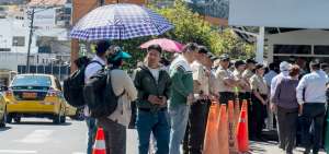 La intensa ma&ntilde;ana de sol oblig&oacute; a los ciudadanos a caminar portando paraguas o gorras para evitar los da&ntilde;os de los rayos ultravioleta.
