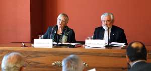 El director de la RAE, Dar&iacute;o Villanueva (der.) y Paz Battaner (izq.), anuncian las modificaciones en el diccionario.