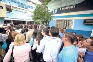 En los exteriores del edificio municipal, en la ciudadela Abel Gilbert, la alcaldesa de Dur&aacute;n, Alexandra Arce, expuso la situaci&oacute;n financiera. Foto: Miguel Castro.
