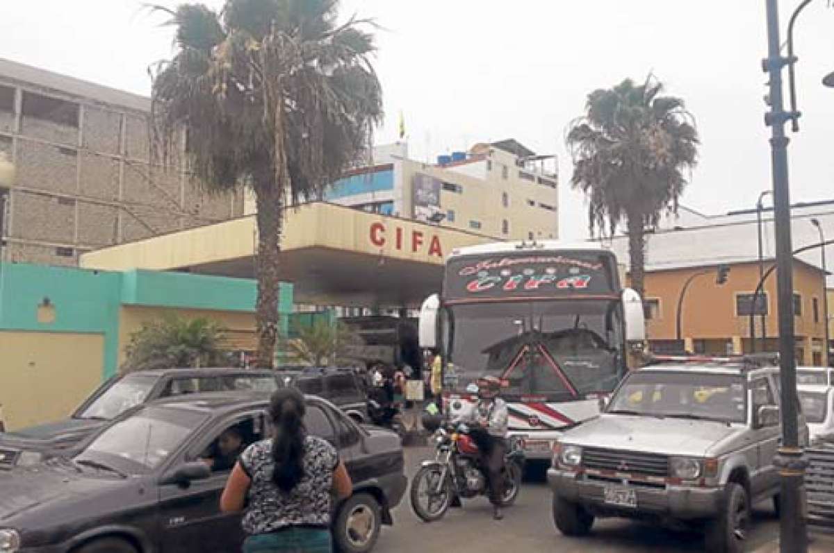 Las mini terminales est&aacute;n ubicadas, todas, en el centro de Machala. Los usuarios tienen que llegar a estos lugares para dirigirse a cualquier parte del Ecuador. Foto: Fabricio Cruz / El Tel&eacute;grafo.