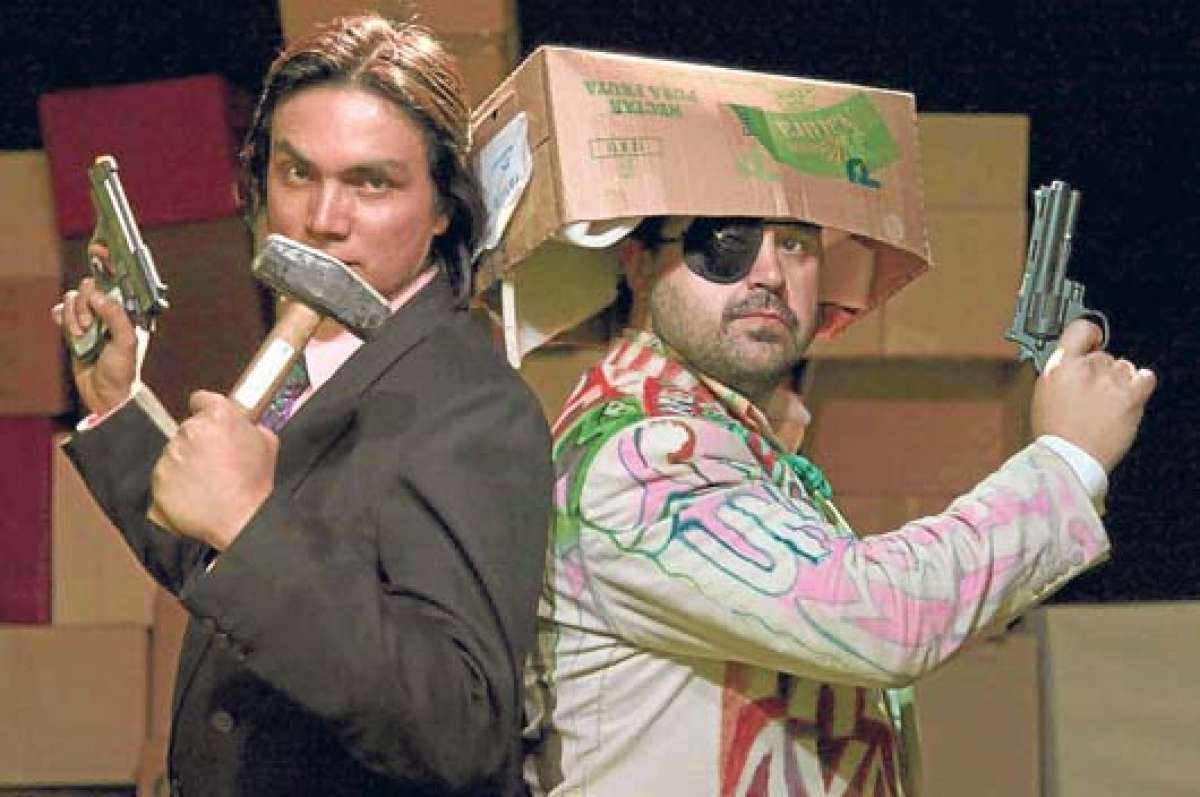 Mart&iacute;n Varea (actor y director) y Steveens G&oacute;ngora (actor) en la primera puesta en escena de &lsquo;Versi&oacute;n pirata&rsquo;. Foto: cortes&iacute;a Ana Cristina Franco Varea
