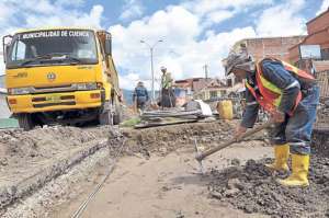 A lo largo de la v&iacute;a Medio Ejido- San Joaqu&iacute;n, se eliminaron tramos del parterre para facilitar el cruce de los autos hacia el otro carril Fotos: Jos&eacute; Luis LLivisaca |  El Tel&eacute;grafo