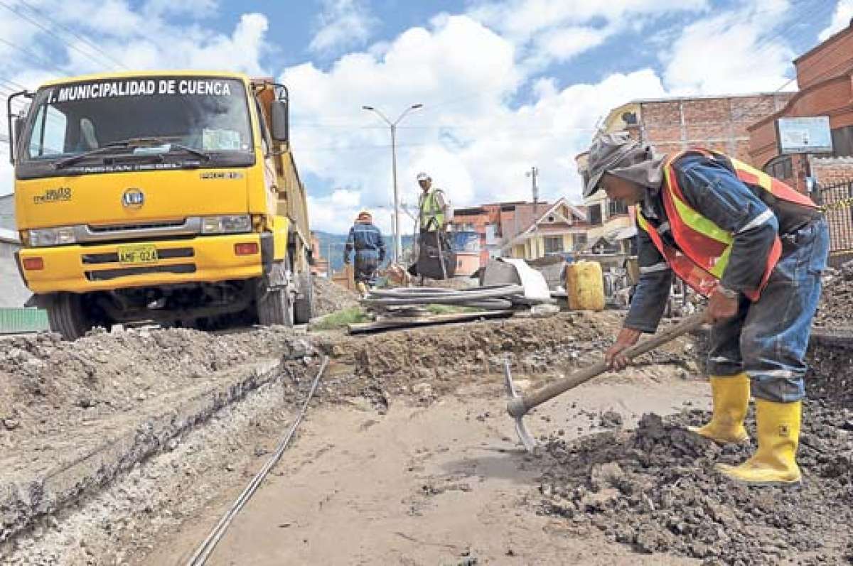A lo largo de la v&iacute;a Medio Ejido- San Joaqu&iacute;n, se eliminaron tramos del parterre para facilitar el cruce de los autos hacia el otro carril Fotos: Jos&eacute; Luis LLivisaca |  El Tel&eacute;grafo