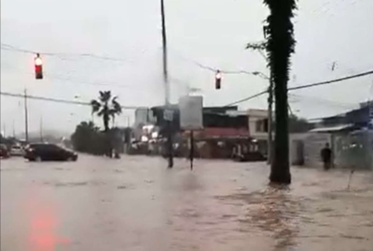 En Guayaquil, Samborondón y Durán, la lluvia cubrió numerosas calles y avenidas.