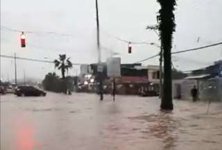  En Guayaquil, Samborondón y Durán, la lluvia cubrió numerosas calles y avenidas. 