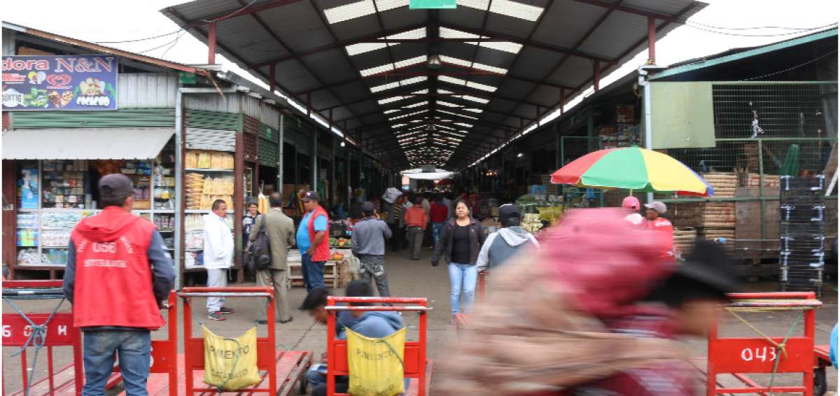 El mercado El Arenal, de Cuenca, es uno de los m&aacute;s complicados. Los vendedores informales invaden este sitio.