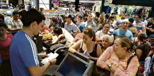 La gente hizo fila en ciertas tiendas, mientras que en otras fue necesario cerrar las puertas y regular la entrada. Foto: Jos&eacute; Mor&aacute;n / El Tel&eacute;grafo.