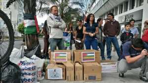 En los exteriores de la Embajada israel&iacute; en Quito, grupos que protestan contra la operaci&oacute;n de Israel en la Franja de Gaza recolectaron donaciones para ciudadanos de Gaza. FOTO: @UPopularEC