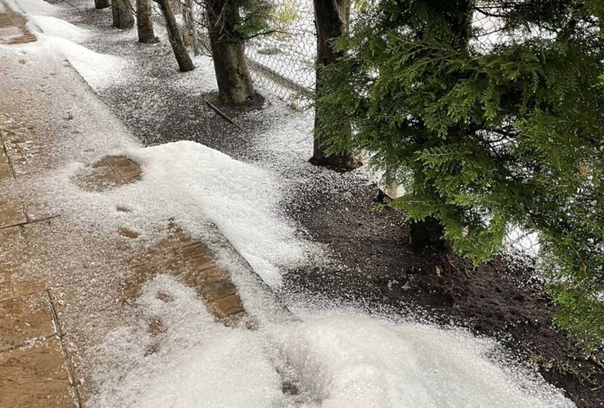 La capital azuaya registró una acumulación de lluvia y granizo.
