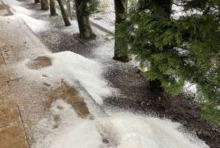 La capital azuaya registró una acumulación de lluvia y granizo. 