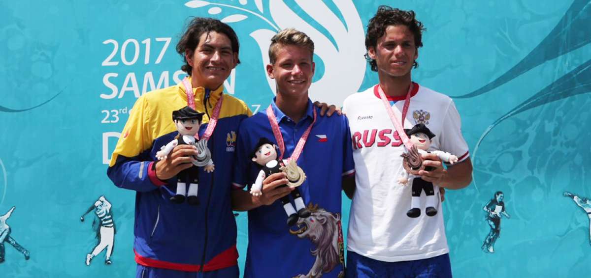 Andr&eacute;s V&aacute;zquez (izq.) celebra junto al checo Jaroslav Smedek (oro) y el ruso Egor Panyushkin (bronce). 