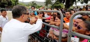 Antes de la sesi&oacute;n del gabinete, el presidente Rafael Correa realiz&oacute; un recorrido por varios puntos de Bah&iacute;a de Car&aacute;quez y comparti&oacute; con la ciudadan&iacute;a.