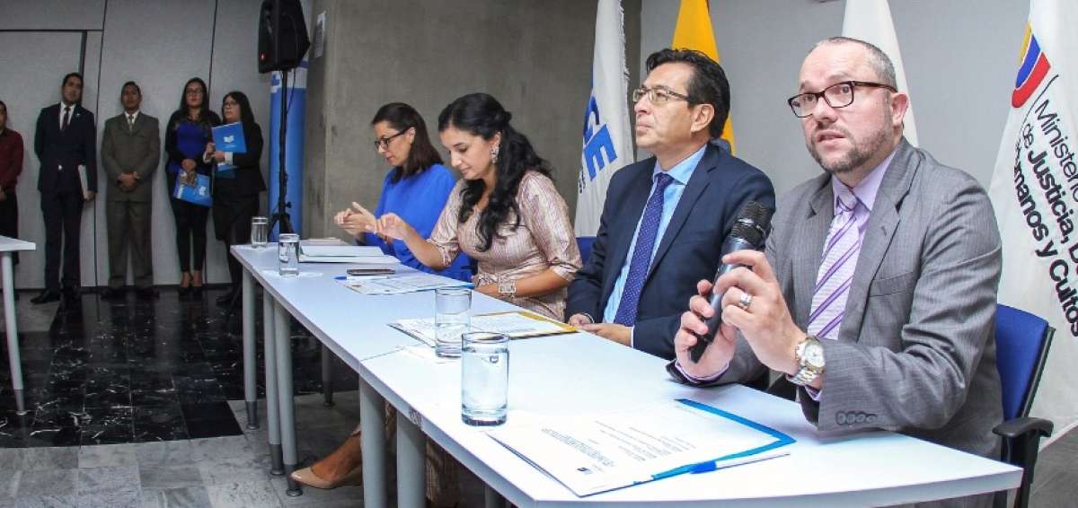 Las dignidades, durante la firma del convenio interinstitucional.