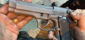 Foto referencial de las armas encontradas en los allanamientos.
