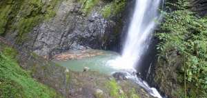 Es posible acercarse a la base misma de la cascada, pero hay que tener cuidado con las rocas.