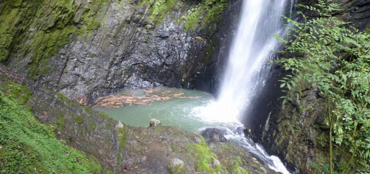Es posible acercarse a la base misma de la cascada, pero hay que tener cuidado con las rocas.