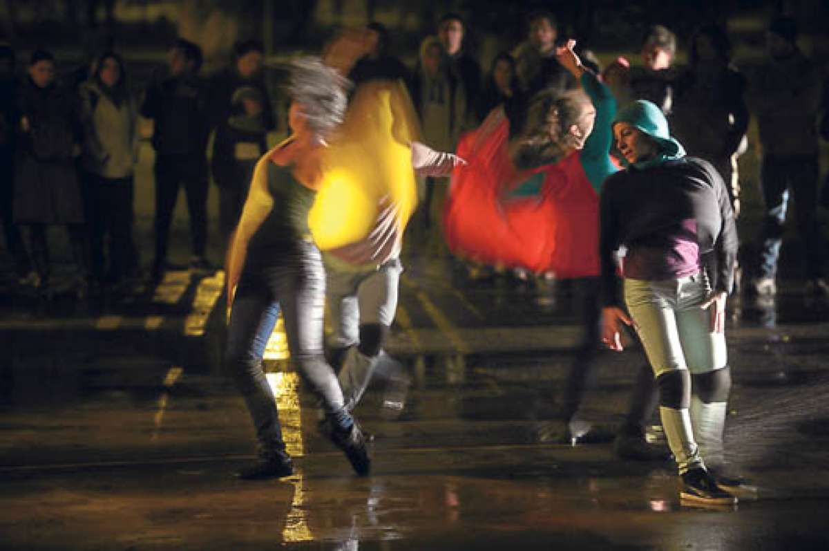 El proceso de montaje dur&oacute; cuatro meses, tiempo en que los bailarines convivieron con el parque y sus distintas po&eacute;ticas. La lluvia jug&oacute; un papel fundamental la noche de la presentaci&oacute;n. Fotograf&iacute;a: Santiago Aguirre