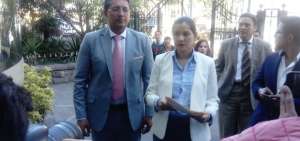 Los consejeros Sof&iacute;a Almeida y Christian Cruz entregaron la solicitud de un examen especial en la Contralor&iacute;a General del Estado.