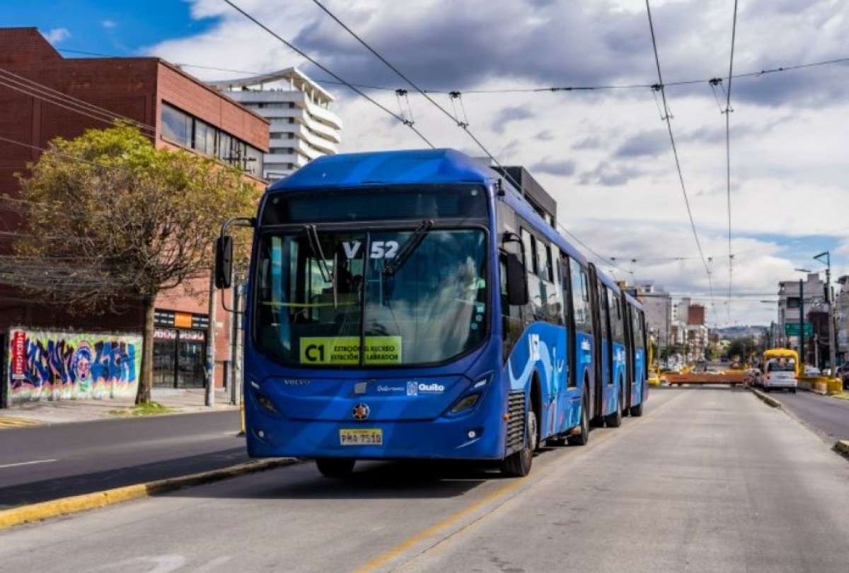 Un vehículo pesado ocasionó daños en la línea aérea del Trole en la av. Orellana de Quito. Las paradas permanecerán cerradas mientras se realizan las reparaciones.