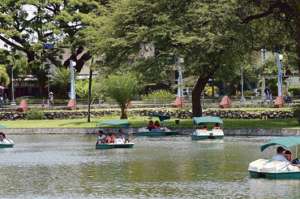 En el lago artificial que existe en el Parque Forestal, ubicado al sur de Guayaquil, decenas de personas se divirtieron usando botes a pedales. Foto: Carina Acosta / El Tel&eacute;grafo