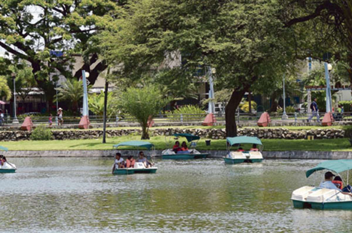 En el lago artificial que existe en el Parque Forestal, ubicado al sur de Guayaquil, decenas de personas se divirtieron usando botes a pedales. Foto: Carina Acosta / El Tel&eacute;grafo