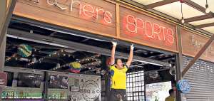 Desde temprano se alistaron los restaurantes y bares para recibir a los aficionados. Los negocios lucieron llenos dos horas antes del partido. Foto: Mario Egas / El Tel&eacute;grafo