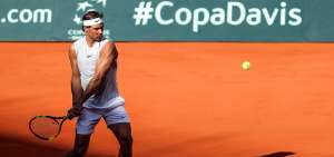 El tenista espa&ntilde;ol Rafael Nadal en un entrenamiento en la plaza de toros de Valencia, donde se adapt&oacute; la cancha.