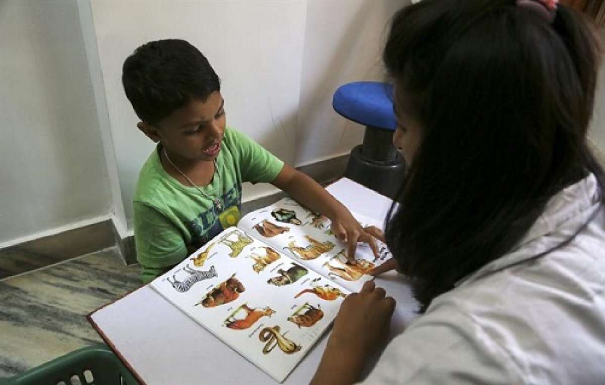 Vendant, ni&ntilde;o autista de 4 a&ntilde;os, practica con una profesora del Centro Terap&eacute;utico Pedi&aacute;trico Khushi en Bombay (India) hoy, cuando se celebra el D&iacute;a Mundial de Concienciaci&oacute;n del Autismo. Foto: EFE