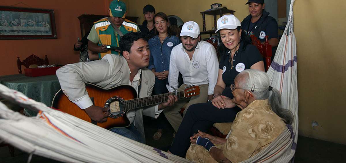 Roc&iacute;o de Moreno, presidenta del Comit&eacute; Plan Toda Una Vida, y Andr&eacute;s Michelena, secretario de Comunicaci&oacute;n, compartieron con Eva Vergara, quien vive en el recinto La Palma (Samborond&oacute;n)