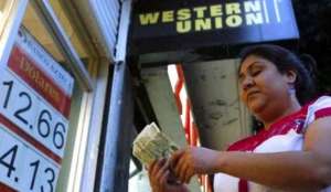 De acuerdo al BCE, entre enero y septiembre de este a&ntilde;o, el pa&iacute;s recept&oacute; $ 1.741,1 millones en remesas. Foto: Internet 