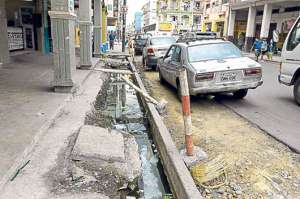 Los moradores temen que se presenten anegaciones por una acera que no ha sido reparada en las calles P&iacute;o Mont&uacute;far y Pedro Moncayo. Foto: Pilar Vera.