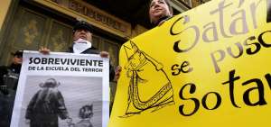 Uno de los supuestos ultrajados por el sacerdote C&eacute;sar C. desfil&oacute; el martes por las calles de Cuenca y pidi&oacute; que la justicia act&uacute;e ante las denuncias.