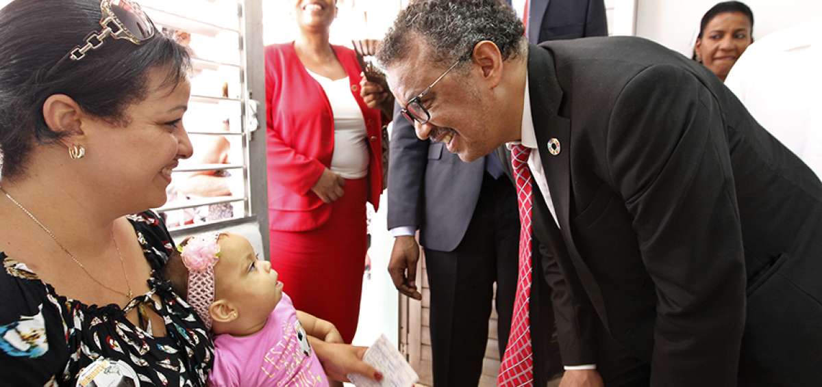El director de la Organizaci&oacute;n Mundial de la Salud, Tedros Adhanom, observa a una ni&ntilde;a mientras espera por turno para la dosis de vacunaci&oacute;n antipolio. 