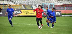 Madeleine Riera (de rojo) durante un partido con su equipo, Deportivo Cuenca, y Emelec, en el estadio Alejandro Serrano.