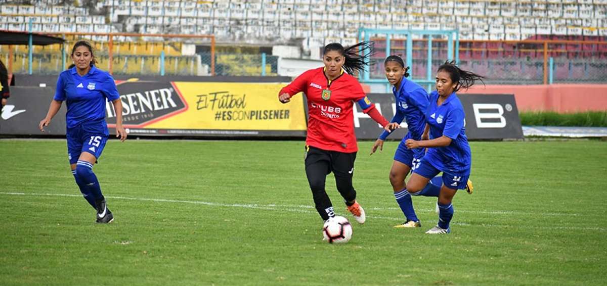 Madeleine Riera (de rojo) durante un partido con su equipo, Deportivo Cuenca, y Emelec, en el estadio Alejandro Serrano.
