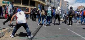 8 polic&iacute;as heridos en violentas protestas en los exteriores del Colegio Mej&iacute;a